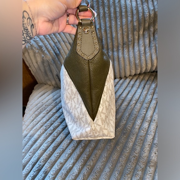 Michael Kors Aria Medium shoulder bag - Picture 2 of 11